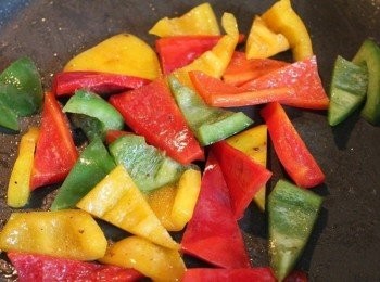 step3: 利用鍋中的油炒香蔬菜類