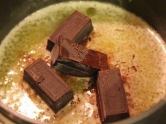 step1: 鍋中加熱熔化奶油後, 關火, 利用餘溫融化巧克力
