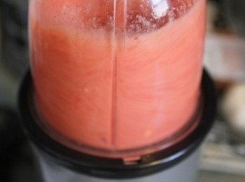 step2: 蜜茶加入草莓打成果汁