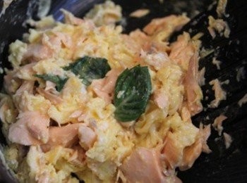 step3: 再將蛋輕輕的以畫圈的方式煎至自己喜歡的熟度, 盛盤後灑上三島香鬆即可