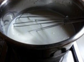 step2: 牛奶+糖+香草精煮到糖溶化約50度左右