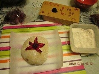 step6: 第二次發酵結束前20分鐘取出砂鍋，OR鑄鐵鍋置入烤箱以250度C預熱，然後將麵團放入鍋內，蓋上鍋蓋，以上下溫各220度C烘烤約20~25分鐘，取出鍋蓋繼續以200度C烘烤上色約5~10分鐘，至表面微焦後取出放涼。