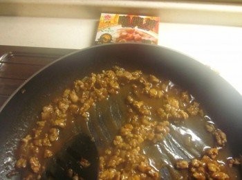 step2: 鍋中倒油加入洋葱炒香再放絞肉續炒,加少許水放入[牛頭牌咖哩塊]煮到咖哩塊熔化備用,即為咖哩肉醬