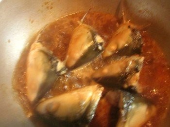 step2: 放入魚頭,水加到<span class="group_1">食材</span>的一半,以中小火蓋鍋蓋煮10分鐘,翻面再續煮10分鐘,至入味魚骨軟化即可上桌