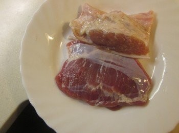 step4: 將五花肉上的花椒粒洗淨,放電鍋用一杯量米杯的水蒸到跳起,放涼即可切片上桌