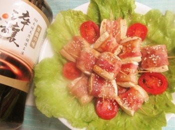 step8: 將7.醬汁淋在6.培根豆腐捲上,灑上白芝麻即可享用