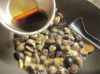 step4: 下蛤蜊拌炒,有蛤蜊打開即可將作法2.醬汁倒入