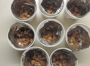 step8: 準備好模型,底部舀一湯匙的肉燥,再將長糯米(含浸泡的水)填至模型7分滿