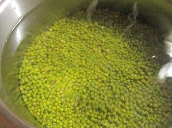 step1: 1碗綠豆洗乾淨,加6~8碗的水(可自行調整水量,喜歡喝湯的可以把水加到8碗)