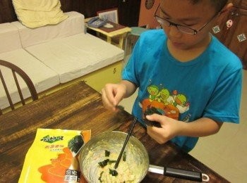 step3: 將元本山海苔撕小片放入作法2.