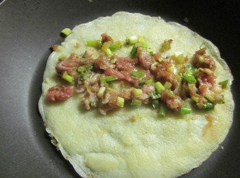 step5: 中間舖上作法3.的葱花肉燥.