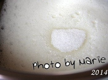 step4: 加入一點點《白醋》和《細砂糖 8g》
高速打至泡沫變得更多的時候
再加入《細砂糖 7g》繼續打至蛋白挺立

※ 手上沒有檸檬汁所以用白醋取代
    細砂糖一共是 15g 分兩次加入。