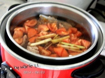 step4: 放進電鍋裡燉煮 外鍋先放兩杯水煮至電鍋自動跳起來 如果覺得肉質不夠軟爛 可再加一杯水下去再煮一次~