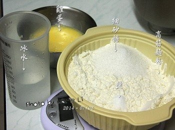 step1: ◎ 調勻酵母粉的水溫不可過高，比常溫高一點點即可。

※ 內餡作法請參考：(玉米)馬鈴薯咖哩內餡