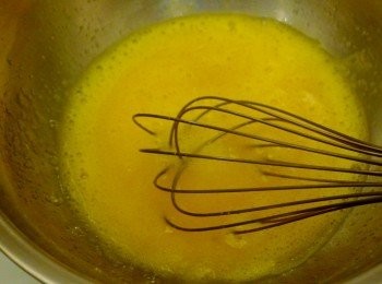 step1: 製作<span class="group_2">布丁液</span>，取一攪拌盆，將蛋打入，加入糖，以打蛋器攪拌均勻