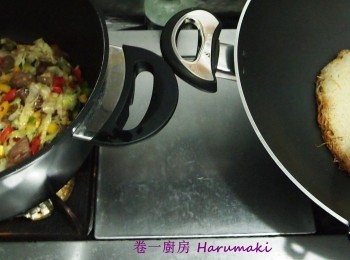 step4: 煎米粉餅同時, 另一熱鍋下油, 大火先炒牛柳粒, 下蒜蓉半湯匙, 棷菜絲併炒約1分鐘, 三色椒下鍋, 熄火再併炒上碟. 
米粉餅大約煎至個人喜好的燶