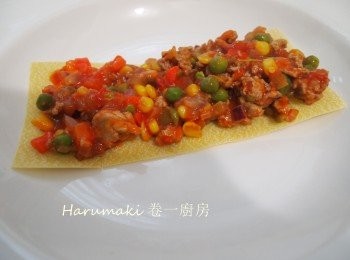 step3: 準備焗盤, 先放一塊寬麵, 寬麵上層放適量炒好的材料