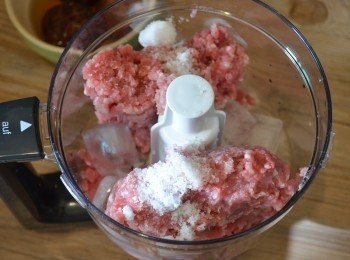 step4: 然後放入食物攪拌機內，加鹽和冰塊攪拌約 5分鐘至黏稠狀的肉泥漿。