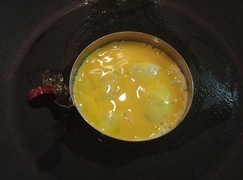step5: 舀1小勺蛋液在蛋模內，小火煎至稍凝固時取走蛋模。（如果蛋皮破了，可加少許蛋液補上。）