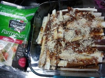 step3: 將汁淋上茄子上,舖上適量芝士.