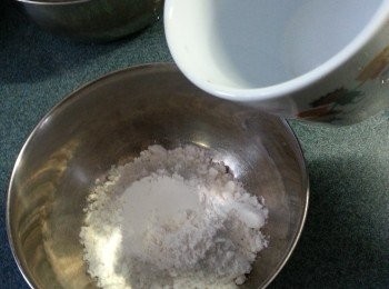 step8: 澄麵粉先用熱水撞入快速攪拌,蓋上蓋焗5分鐘