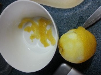 step1: 將檸檬刨出黃色皮部份(如果怕檸檬皮有農藥,可用1茶匙食用梳打粉浸約5分鍾後洗淨檸檬才刨皮)