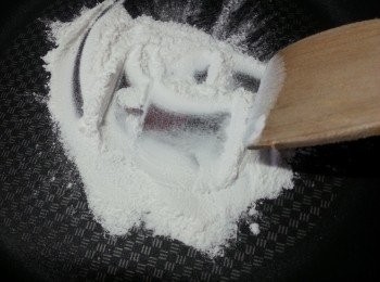 step15: 將糯米粉用平底鑊白鑊炒熟