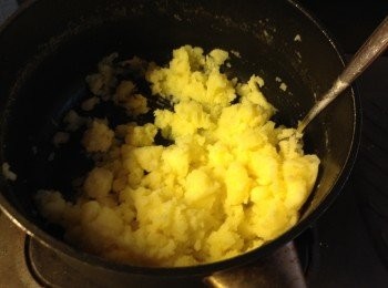 step2: 隔去水份後，用叉壓爛薯仔