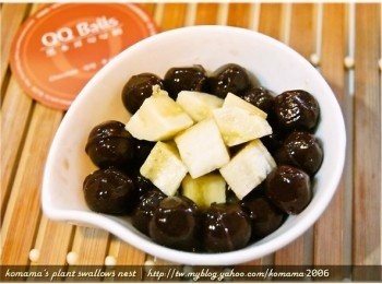 step3: 將黑木耳QQ圓(可可口味)與切成塊狀的香蕉，放置在同一碗盤中。