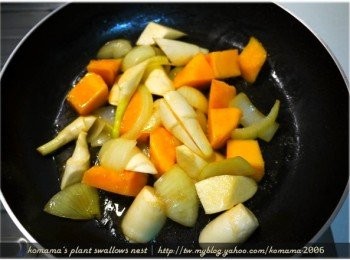 step4: 將切成塊狀的愛文芒果，一同入鍋翻炒至果肉微熟出汁。