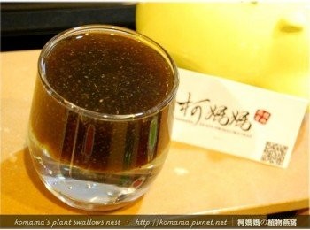 step5: 以45度角的傾斜方式，倒入添加了赤崁糖的黑木耳養生露，自然形成漂亮又明顯的分層效果。