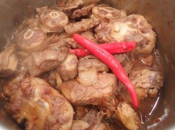 step6: 倒入米酒做拌炒,煮至酒精揮發。