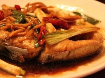 step3: 再放入少許水、醬油，大約再煎至約略10-15分鐘，再看土魠有沒有熟，若土魠熟了，最後放入青蔥和辣椒，再悶鍋蓋約3秒後，即可起鍋盛盤上桌享用家鄉味-「紅燒土魠魚」。