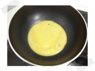 step3: 熱一下平底鍋~~倒入些許油!! 熱油鍋後倒入一些些蛋液~~