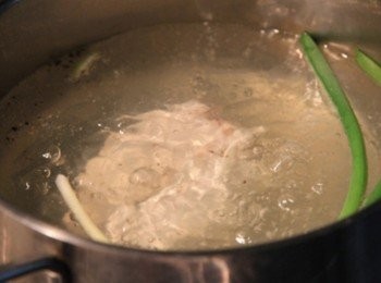 step2: 熱水中再加入青蔥、黑胡椒(為雞肉去腥)，再加<a href="https://bit.ly/3EZL8dD" target="_blank" data-keyword="雞胸" class="guide-link"><strong>雞胸</strong></a> <span style="display:inline-block;vertical-align:middle;margin-top:-3px;color:initial;border-radius:3px;padding:2px 3px;font-size:12px;line-height:14px;background:#87d300;color:#fff;">即買</span> 肉燙熟(筷子能刺穿肉表示熟了，即可將肉取出，煮太久肉會柴)。