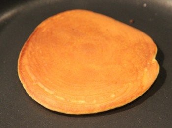 step4: <span class="group_2">鬆餅</span>在鍋中加入一層薄薄的奶油(份量外)，倒入約一湯匙份量的<span class="group_2">鬆餅</span>麵糊，用小火煎至金黃後翻面，第二面小小煎一下下即可起鍋。