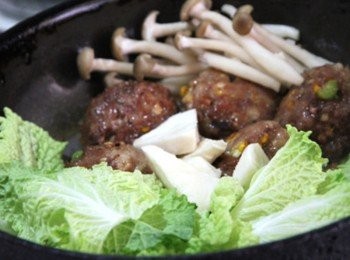 step4: 鍋加熱放入蒜片炒香，倒入高湯與淬釀日式和風醬油露-靜岡鰹魚煮開，放入獅子頭、竹筍塊、秋葵、娃娃菜、柳松菇小火煨煮入味即完成。使用淬釀日式和風醬油露-靜岡鰹魚，濃郁的香氣加上甘鮮的口感，更重要的是不像傳統醬油那樣容易死鹹~絕對可以讓你品嘗到不一樣的獅子頭風味~~~