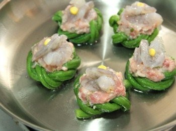 step5: 平底鍋倒少許油加熱，小火煎香後倒入少許開水蓋上鍋蓋，餡料與蝦仁熟後即完成。