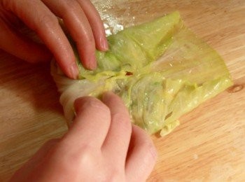 step4: 將八寶餡料鋪在高麗菜上捲成卷。