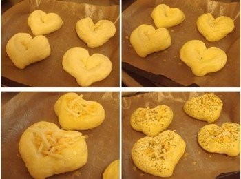 step5: 11.將取出的麵團ˊ輕刷上蛋液ˊ擺上起士ˊ 灑上少許乾燥巴西利ˊ然後送入烤箱以180度烘烤15~18分即可