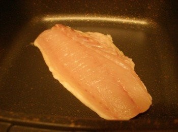 step2: 2.熱鍋後ˊ完全不放油ˊ輕擺入魚ˊ將瓦斯調為中小火乾煎