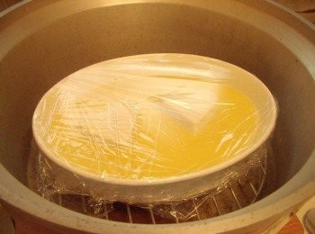 step7: 步驟7.然後覆蓋上2層保鮮模ˊ 並用牙籤戳幾個小洞(避免蒸蛋時產生孔洞) 鍋底擺上蒸架ˊ然後放上已經完成的豆腐蛋液ˊ按下開關