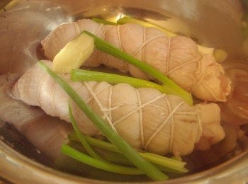 step4: 取一盛裝容器ˊ放入雞腿ˊ2根蔥ˊ薑片ˊ酌量的鹽和米酒 然後加入約2米杯的水