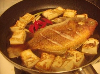 step4: 接著加入辣椒嗆入米酒提香，然後將所有<span class="group_2">調味</span>加入，湯汁煮滾