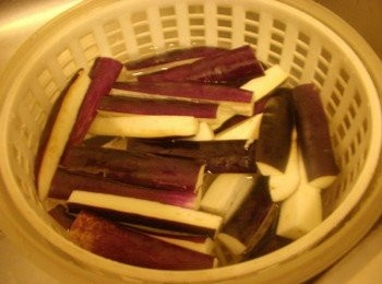 step1: 茄子洗乾淨，分段切成4小塊，再分成4片，蔥切末備用 (如果不是準備馬上下鍋，可將茄子浸泡一下鹽醋水，以防止茄子氧化變黑)
