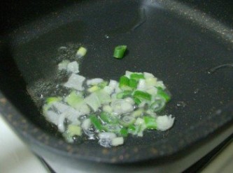 step2: 熱鍋後放入油1大匙先爆香蔥白