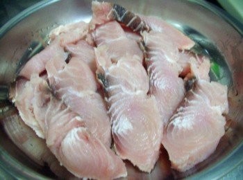 step1: 步驟1魚片切成片狀ˊ擺放於蒸盤上ˊ將<span class="group_2">調味</span>(油+香油)各1.5大匙除外ˊ 全部拌勻ˊ淋在魚片上