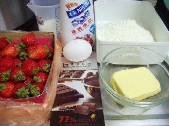 step1: 先準備好所需<span class="group_1">材料</span>ˊ草莓先清洗乾淨擦乾水份ˊ鬆餅粉先過篩ˊ 巧克力磚和奶油及鮮奶分別用弱微波加熱溶化備用