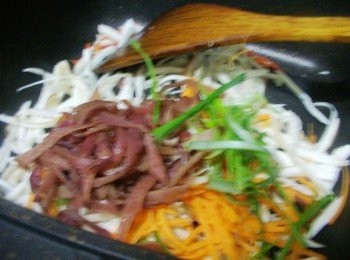 step4: 然後加入木耳和蔥絲拌炒均勻ˊ全部過程不超過3分鐘ˊ 最後加入所有<span class="group_2">調味</span>ˊ再次拌勻即可