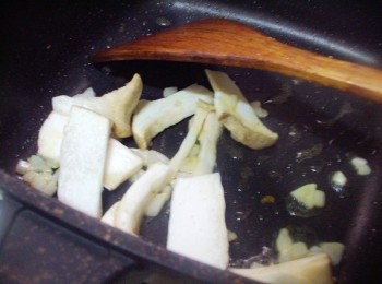 step5: 加入杏鮑菇炒香